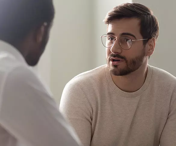 0814 Discussion between employees PPT Wide